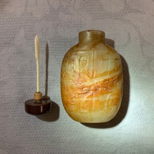 Cinq tabatières en jade céladon et rouille, Chine, 19/20ème — photo 7
