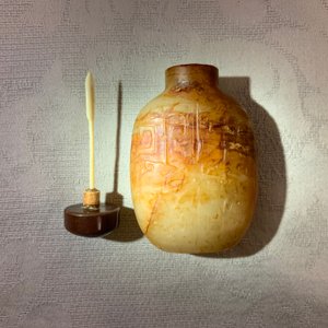 Cinq tabatières en jade céladon et rouille, Chine, 19/20ème — photo 8