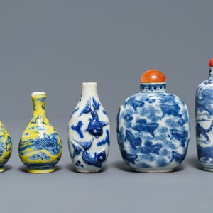 Cinq tabatières en porcelaine de Chine bleu, blanc et à fond jaune, 19/20ème — photo 4