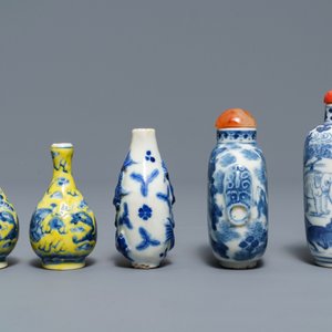 Cinq tabatières en porcelaine de Chine bleu, blanc et à fond jaune, 19/20ème — photo 5