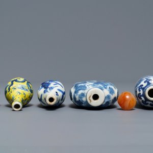 Cinq tabatières en porcelaine de Chine bleu, blanc et à fond jaune, 19/20ème — photo 7