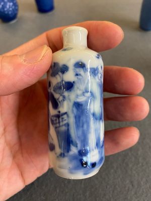 Cinq tabatières en porcelaine de Chine en bleu et blanc, 19ème — photo 11