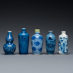 Cinq tabatières en porcelaine de Chine en bleu et blanc, 19ème — photo 2