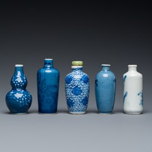 Cinq tabatières en porcelaine de Chine en bleu et blanc, 19ème — photo 4