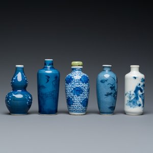 Cinq tabatières en porcelaine de Chine en bleu et blanc, 19ème — photo 5