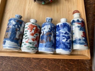 Cinq tabatières en porcelaine de Chine en bleu et blanc, famille verte et rouge de cuivre, 19/20ème — photo 1