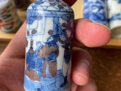 Cinq tabatières en porcelaine de Chine en bleu et blanc, famille verte et rouge de cuivre, 19/20ème — photo 11