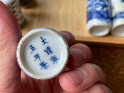 Cinq tabatières en porcelaine de Chine en bleu et blanc, famille verte et rouge de cuivre, 19/20ème — photo 12