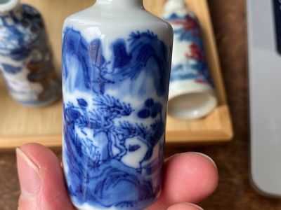 Cinq tabatières en porcelaine de Chine en bleu et blanc, famille verte et rouge de cuivre, 19/20ème — photo 15