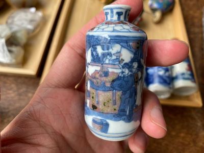 Cinq tabatières en porcelaine de Chine en bleu et blanc, famille verte et rouge de cuivre, 19/20ème — photo 2