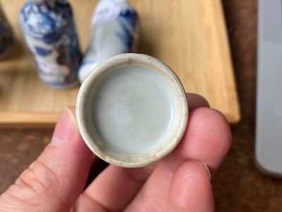 Cinq tabatières en porcelaine de Chine en bleu et blanc, famille verte et rouge de cuivre, 19/20ème — photo 22