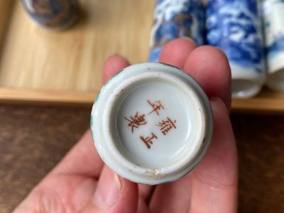 Cinq tabatières en porcelaine de Chine en bleu et blanc, famille verte et rouge de cuivre, 19/20ème — photo 8