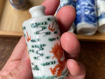 Cinq tabatières en porcelaine de Chine en bleu et blanc, famille verte et rouge de cuivre, 19/20ème — photo 9