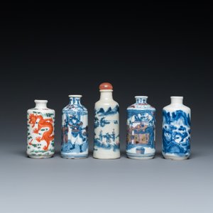 Cinq tabatières en porcelaine de Chine en bleu et blanc, famille verte et rouge de cuivre, 19/20ème — photo 2