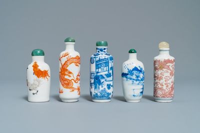 Cinq tabatières en porcelaine de Chine en bleu et blanc, rouge de fer et rouge de cuivre, 19ème