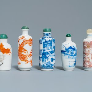 Cinq tabatières en porcelaine de Chine en bleu et blanc, rouge de fer et rouge de cuivre, 19ème — photo 1