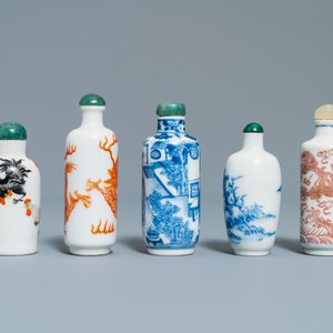 Cinq tabatières en porcelaine de Chine en bleu et blanc, rouge de fer et rouge de cuivre, 19ème — photo 3