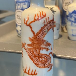 Cinq tabatières en porcelaine de Chine en bleu et blanc, rouge de fer et rouge de cuivre, 19ème — photo 43