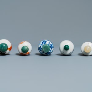 Cinq tabatières en porcelaine de Chine en bleu et blanc, rouge de fer et rouge de cuivre, 19ème — photo 5