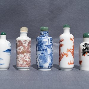Cinq tabatières en porcelaine de Chine en bleu et blanc, rouge de fer et rouge de cuivre, 19ème — photo 9