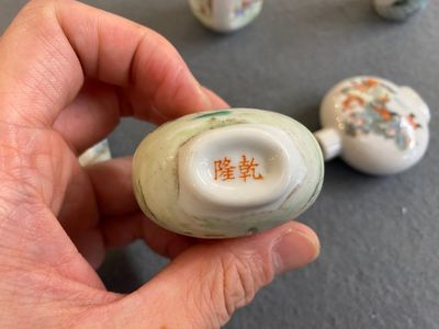 Cinq tabatières en porcelaine de Chine famille rose, 19/20ème — photo 8
