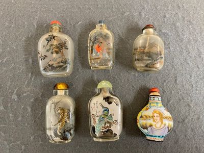 Cinq tabatières en verre peint à l'intérieur et une en émaux de Canton ou de Pékin, Chine, 19/20ème — photo 1