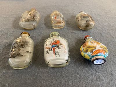 Cinq tabatières en verre peint à l'intérieur et une en émaux de Canton ou de Pékin, Chine, 19/20ème — photo 3