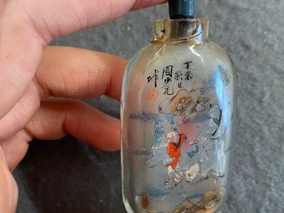 Cinq tabatières en verre peint à l'intérieur et une en émaux de Canton ou de Pékin, Chine, 19/20ème — photo 10