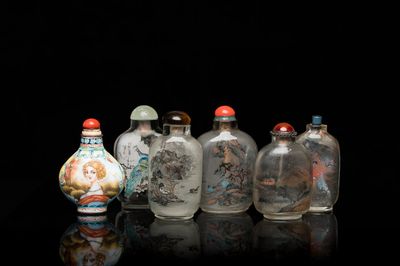 Cinq tabatières en verre peint à l'intérieur et une en émaux de Canton ou de Pékin, Chine, 19/20ème
