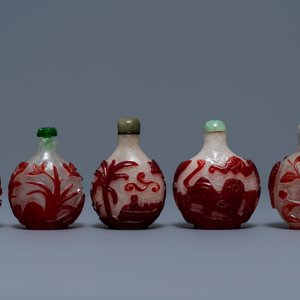 Cinq tabatières en verre rouge overlay sur fond bullé, Chine, 18/20ème — photo 2