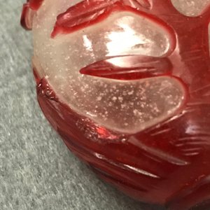 Cinq tabatières en verre rouge overlay sur fond bullé, Chine, 18/20ème — photo 7