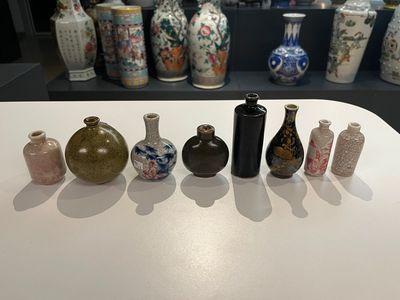 Cinq tabatières et trois vases miniatures en porcelaine de Chine, 19/20ème — photo 5