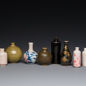 Cinq tabatières et trois vases miniatures en porcelaine de Chine, 19/20ème — photo 1