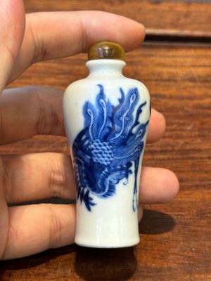 Cinq tabatières variées en porcelaine de Chine en bleu et blanc, marque de Yongzheng, 19/20ème — photo 24