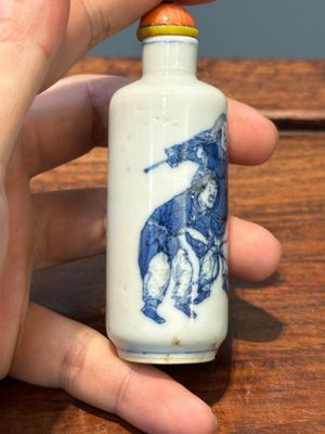 Cinq tabatières variées en porcelaine de Chine en bleu et blanc, marque de Yongzheng, 19/20ème — photo 4
