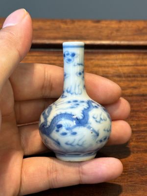 Cinq tabatières variées en porcelaine de Chine en bleu et blanc, marque de Yongzheng, 19/20ème — photo 43