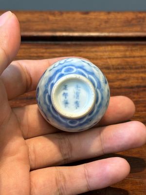 Cinq tabatières variées en porcelaine de Chine en bleu et blanc, marque de Yongzheng, 19/20ème — photo 46