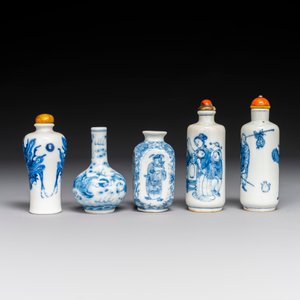 Cinq tabatières variées en porcelaine de Chine en bleu et blanc, marque de Yongzheng, 19/20ème — photo 2