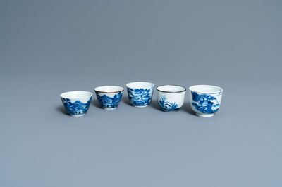 Cinq tasses en porcelaine de Chine 'Bleu de Hue' pour le Vietnam, 19ème