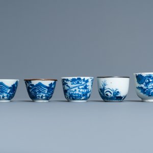 Cinq tasses en porcelaine de Chine 'Bleu de Hue' pour le Vietnam, 19ème — photo 2
