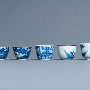 Cinq tasses en porcelaine de Chine 'Bleu de Hue' pour le Vietnam, 19ème — photo 3