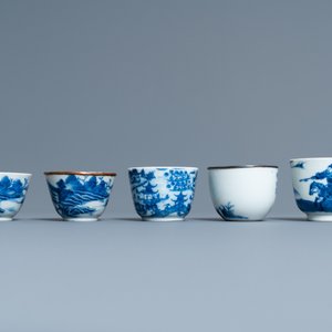 Cinq tasses en porcelaine de Chine 'Bleu de Hue' pour le Vietnam, 19ème — photo 5