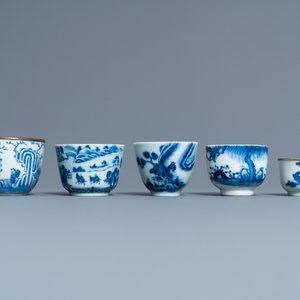 Cinq tasses en porcelaine de Chine 'Bleu de Hue' pour le Vietnam, 19ème — photo 2
