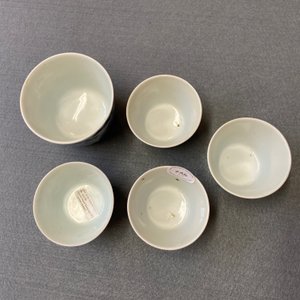 Cinq tasses en porcelaine de Chine 'Bleu de Hue' pour le Vietnam, 19ème — photo 11