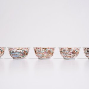 Cinq tasses en porcelaine de Chine famille rose de style Meissen, Qianlong — photo 1