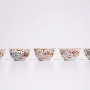 Cinq tasses en porcelaine de Chine famille rose de style Meissen, Qianlong — photo 3