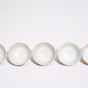 Cinq tasses en porcelaine de Chine famille rose de style Meissen, Qianlong — photo 5