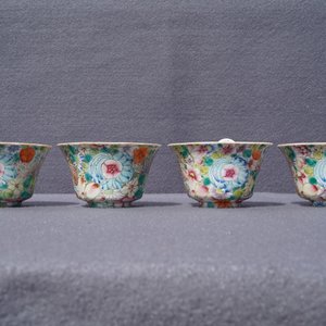 Cinq tasses et leur soucoupes et deux tasses en porcelaine de Chine famille rose, 19/20ème — photo 16