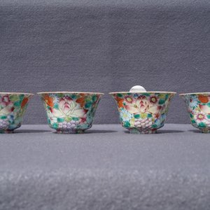 Cinq tasses et leur soucoupes et deux tasses en porcelaine de Chine famille rose, 19/20ème — photo 17
