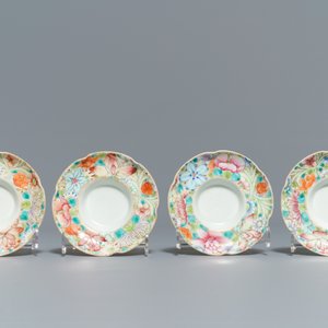 Cinq tasses et leur soucoupes et deux tasses en porcelaine de Chine famille rose, 19/20ème — photo 2